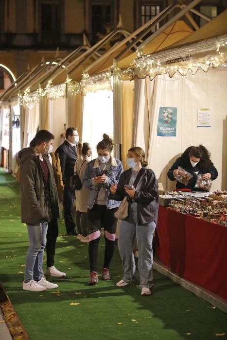 El primer dia del mercat de Nadal de Girona