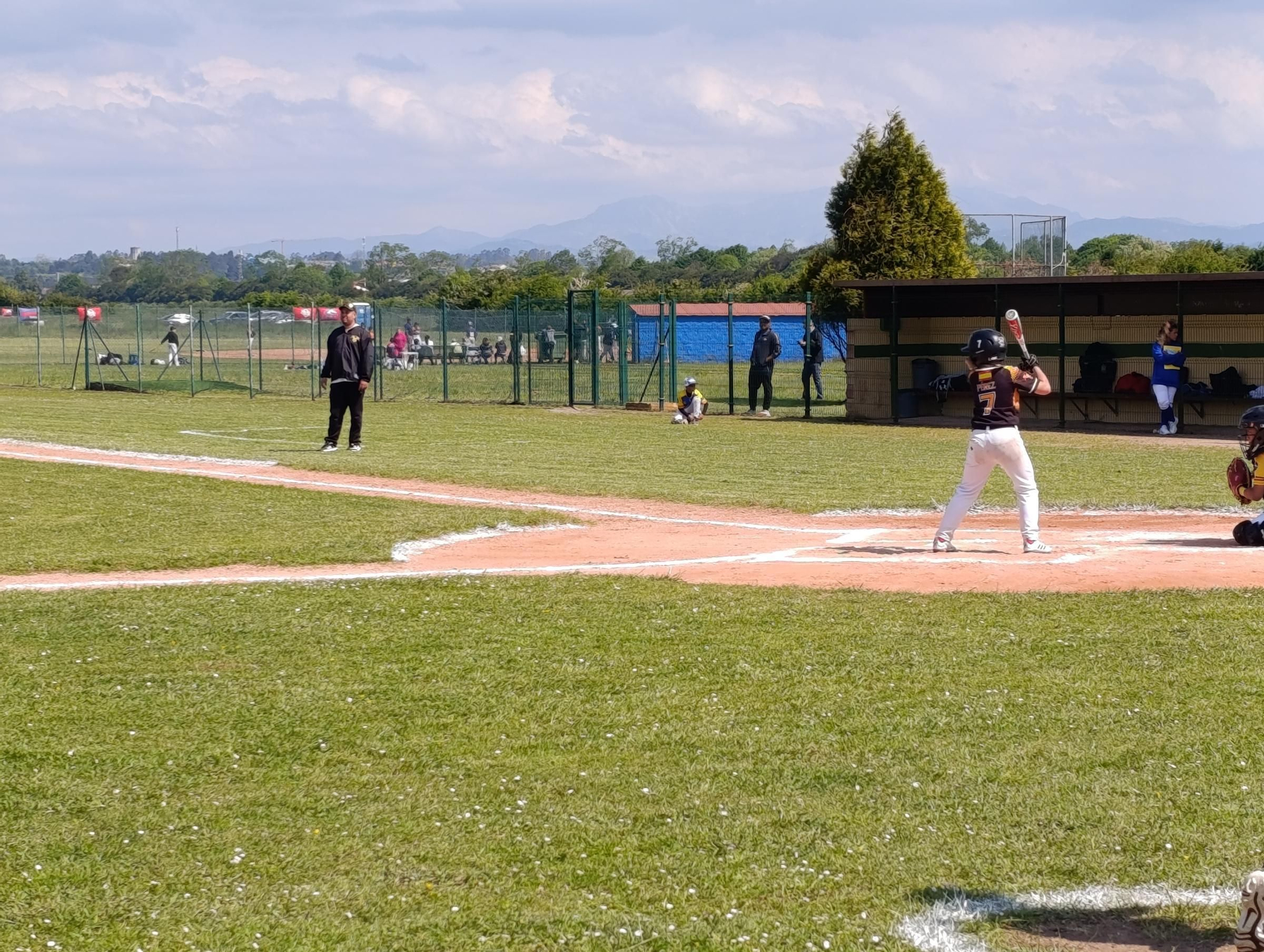 El campeonato Europeo de la Pony League de Béisbol batea en Llanera