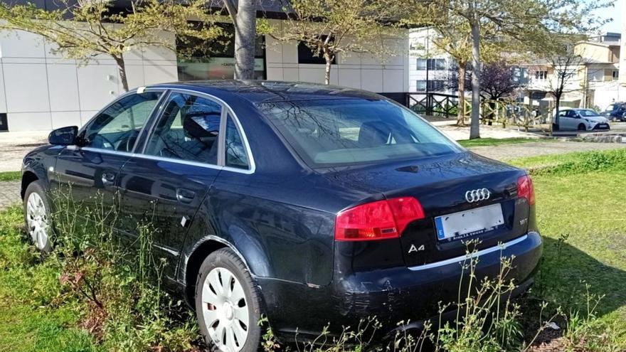 Alertan de un vehículo Audi A4 abandonado en Meixón Frío