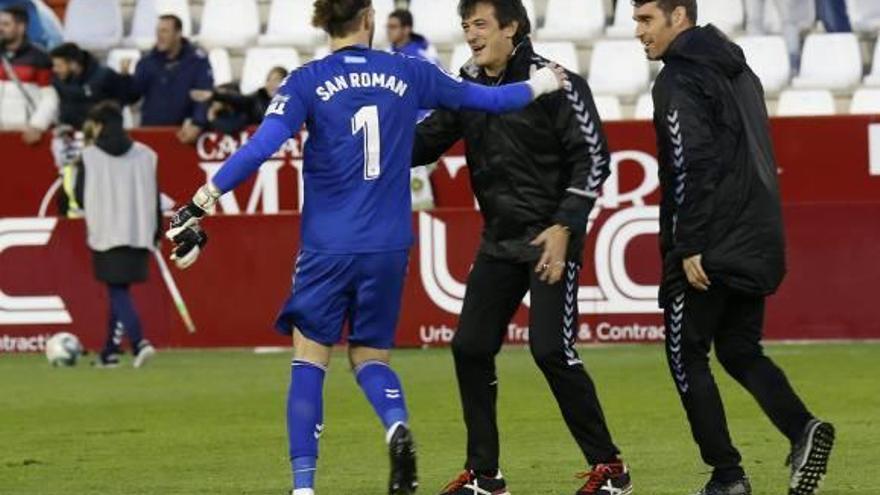 El entrenador José Rojo, Pacheta, felicita al portero debutante San Román al término del partido.