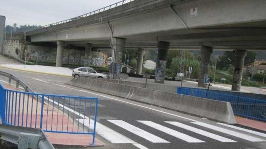 La senda peatonal existente en el acceso a la autopista en Vilariño.