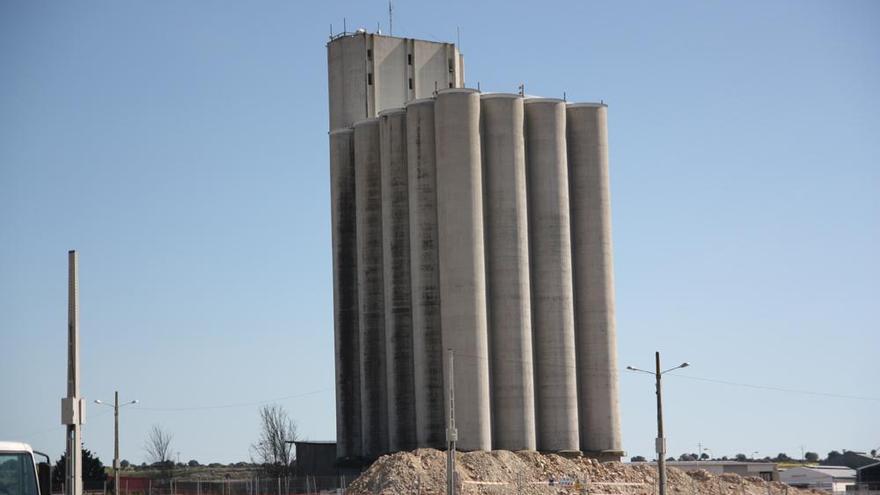Seis silos extremeños salen a subasta por 4,5 millones de euros - El  Periódico Extremadura