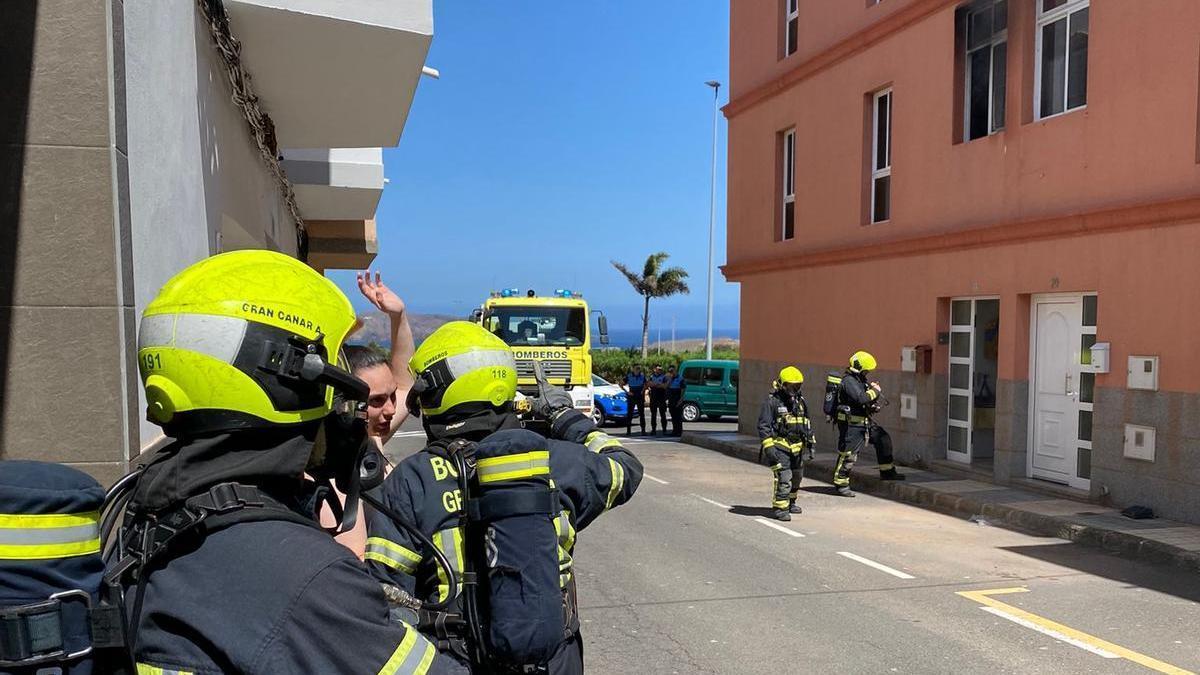 Los bomberos del Consorcio durante la intervención de esta tarde en Carrizal.