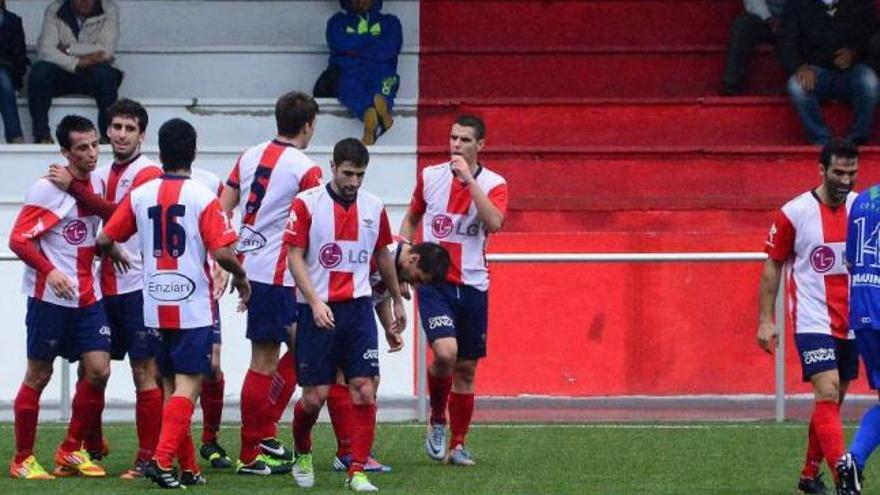La plantilla alondrista felicita a Martín Leiro después de anotar el 3-0 definitivo. // Gonzalo Núñez