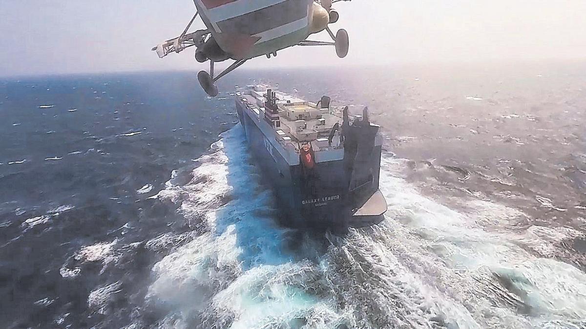 Un helicópetero militar vigila a un carguero que navega cerca del mar Rojo.