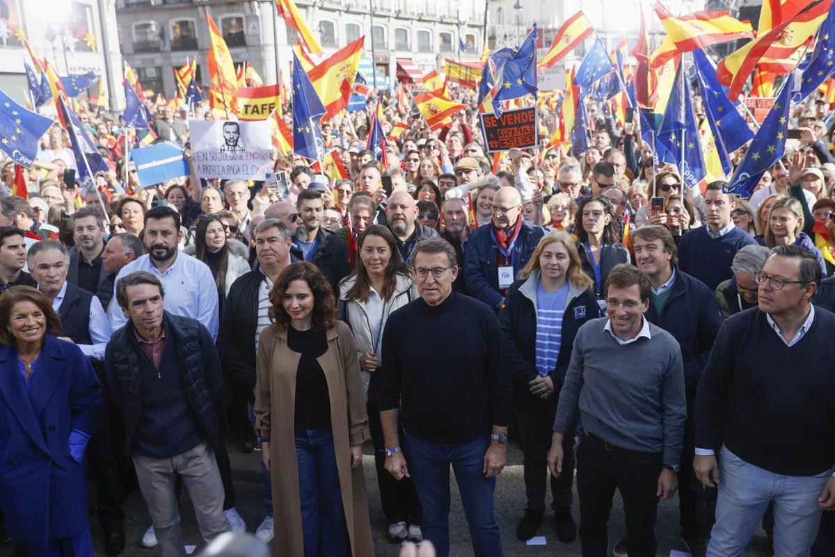 Ana Botella, José María Aznar, Isabel Díaz Ayuso, Alberto Núñez-Feijóo, José Luis Martínez Almeida y el senador Alfonso Serrano, durante la manifestación convocada por el PP contra la amnistía.