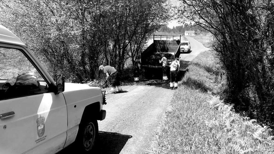 Bacheo de pistas en el rural estradense.