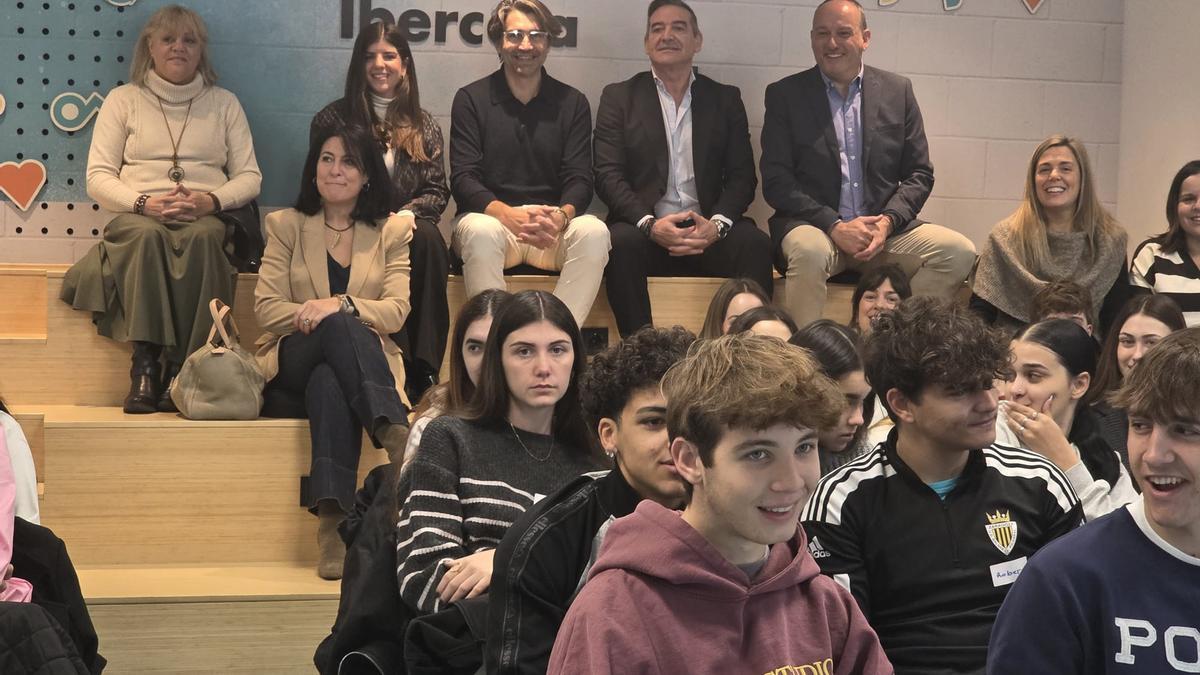 Alberto Pérez, Luis Mariano Mallada y Nacho Palma participaron en la apertura de GIRA Jóvenes en el Espacio Joven de Fundación Ibercaja en Zaragoza ante más de 90 estudiantes.