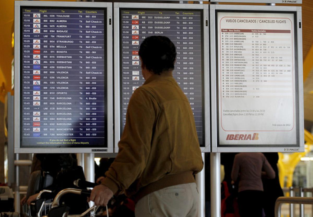 Panell informatius sobre la vaga de pilots d’Iberia i els vols cancel·lats a la terminal T-4 de l’aeroport de Barajas, el 4 de gener. Panell informatius sobre la vaga de pilots d’Iberia i els vols cancel·lats a la terminal T-4 de l’aeroport de Barajas, el 4 de gener.