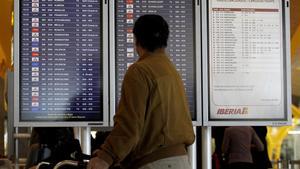 Panell informatius sobre la vaga de pilots d’Iberia i els vols cancel·lats a la terminal T-4 de l’aeroport de Barajas, el 4 de gener.