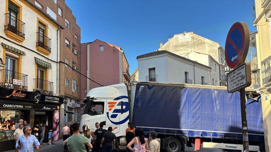 Galería | Un camión se queda atascado en pleno centro de Cáceres