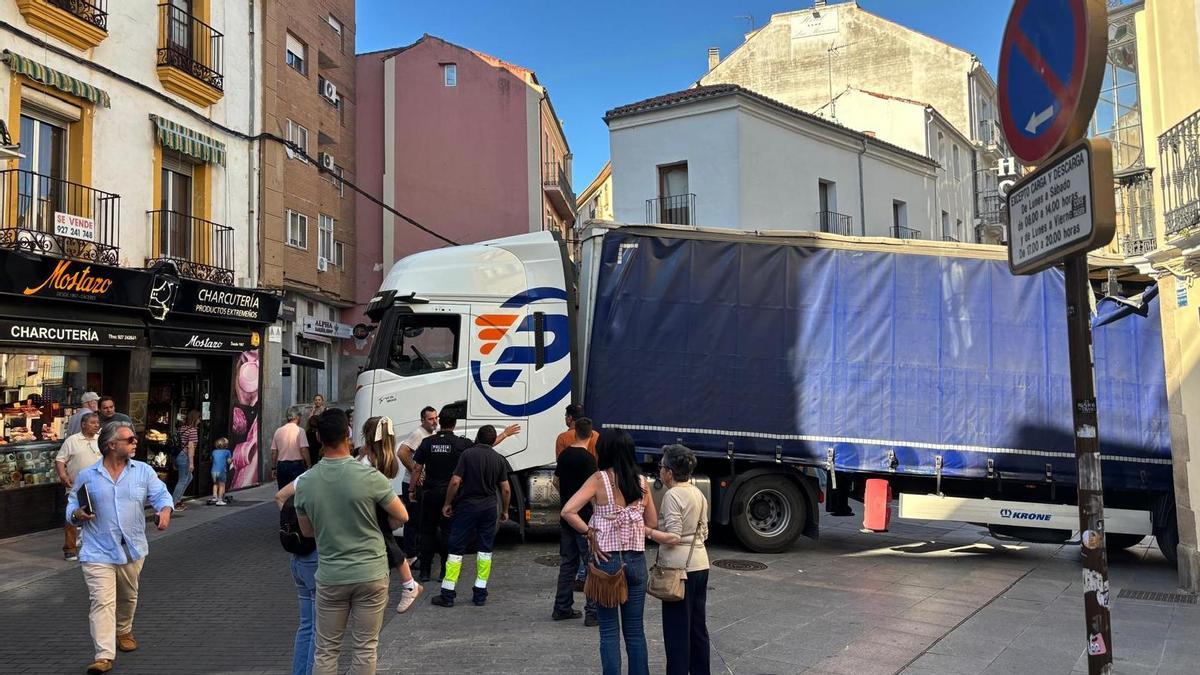 Galería | Un camión se queda atascado en pleno centro de Cáceres