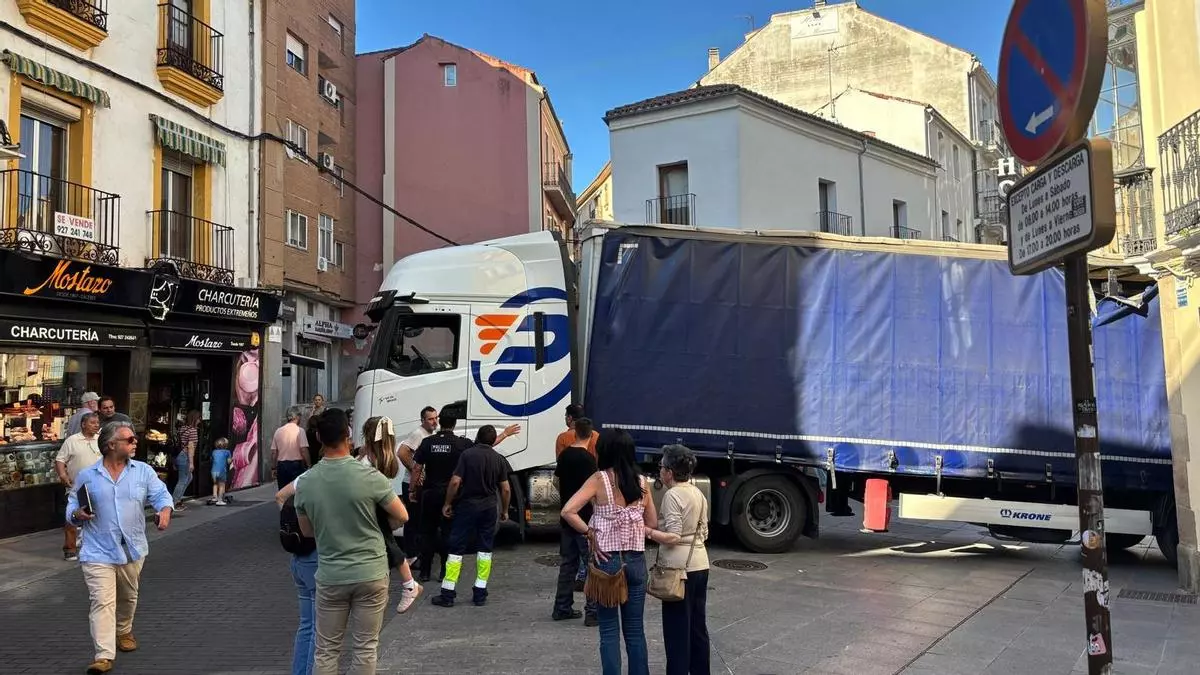 Un camión de grandes dimensiones queda atrapado en pleno centro de Cáceres frente al Gran Teatro