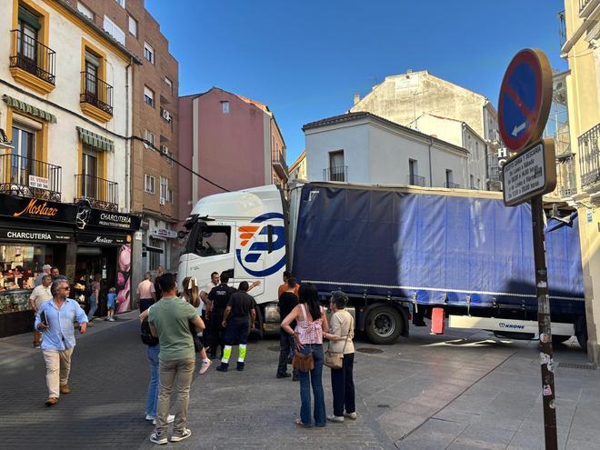 Galería | Un camión se queda atascado en pleno centro de Cáceres