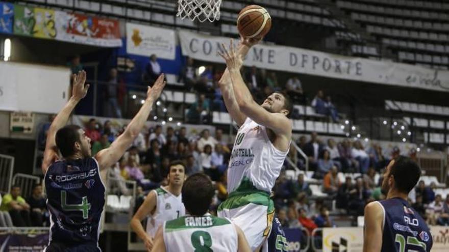 El pívot del Amics, Nicholas Washburn, ejecuta una entrada a canasta en el duelo de ayer.