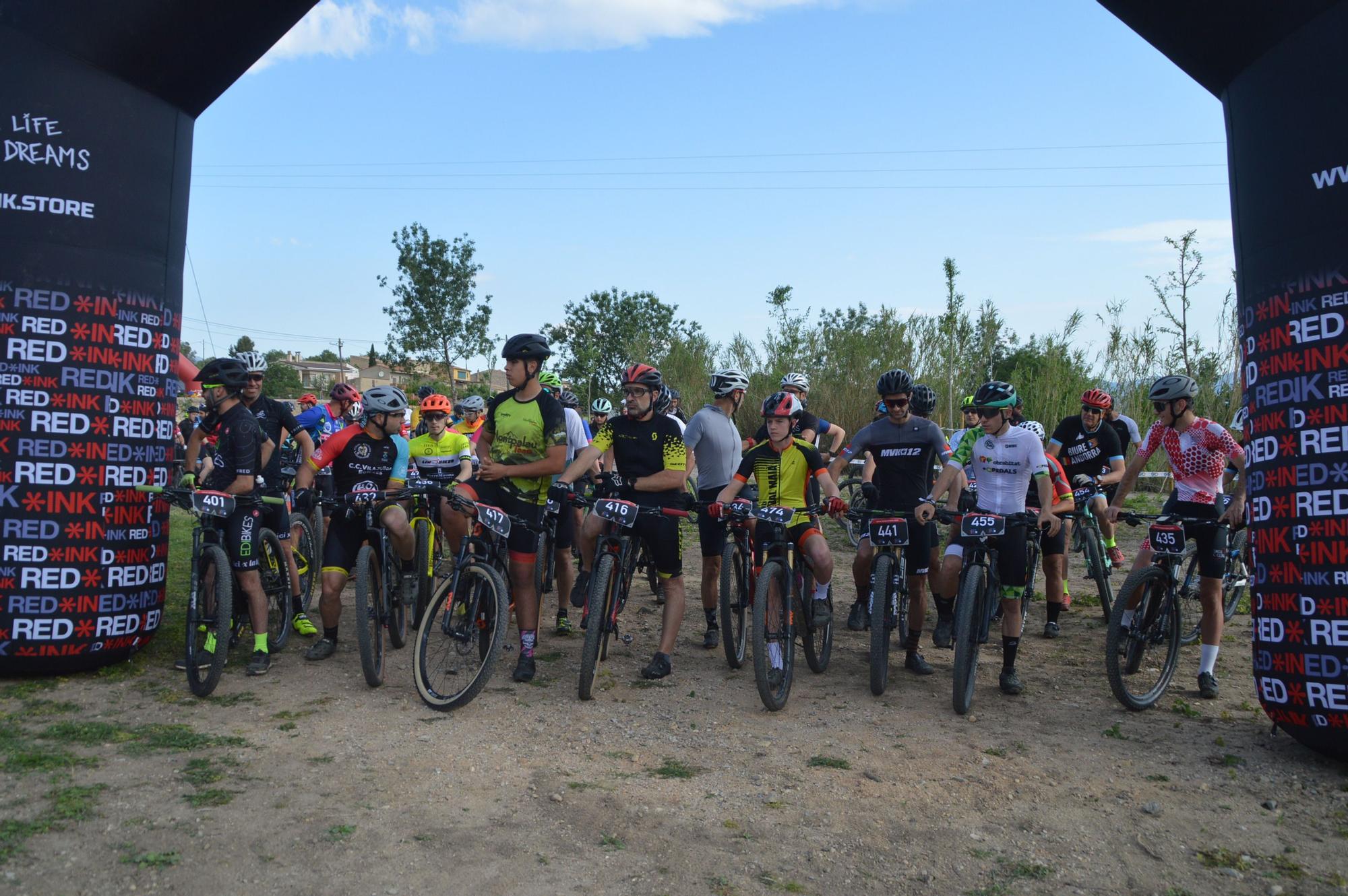 Dos-cents ciclistes estrenen a Llers l'Embruixada de BTT