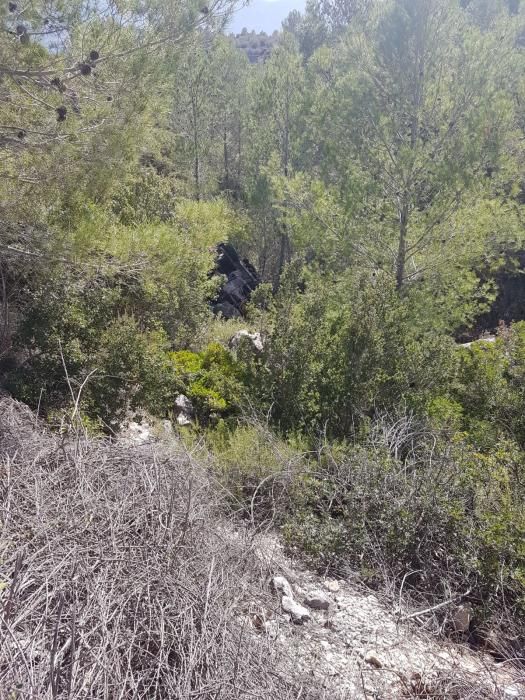 Dos fallecidos al despeñarse un coche por un barranco en Beniarrés