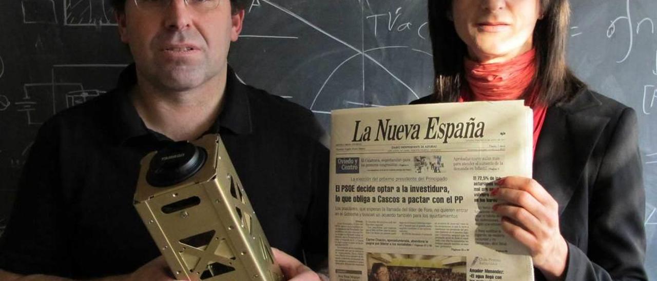 El autor del artículo, Amador Menéndez, con Sara Seager, el telescopio &quot;Asteria&quot; y un ejemplar de LA NUEVA ESPAÑA para comparar su tamaño.