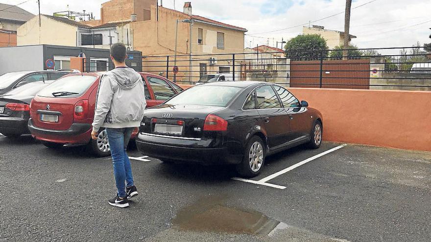 En primer término, el Audi multado, ayer en el aparcamiento del Ayuntamiento.