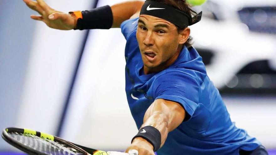 Nadal se estira para golpear una bola en el partido de ayer contra Cilic.