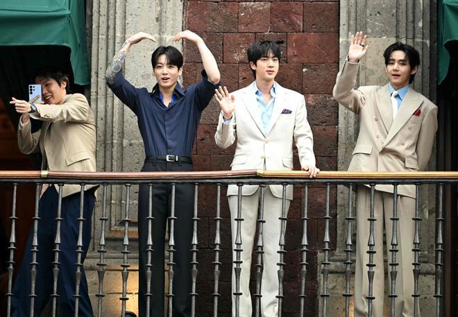Sheinbaum recibe en el Palacio Nacional a BTS por sus conciertos en México ante 50.000 fans