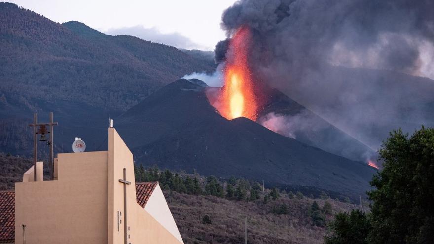 Torres señala que se cumplen 40 días de la erupción del volcán y "no" parece estar cerca el final