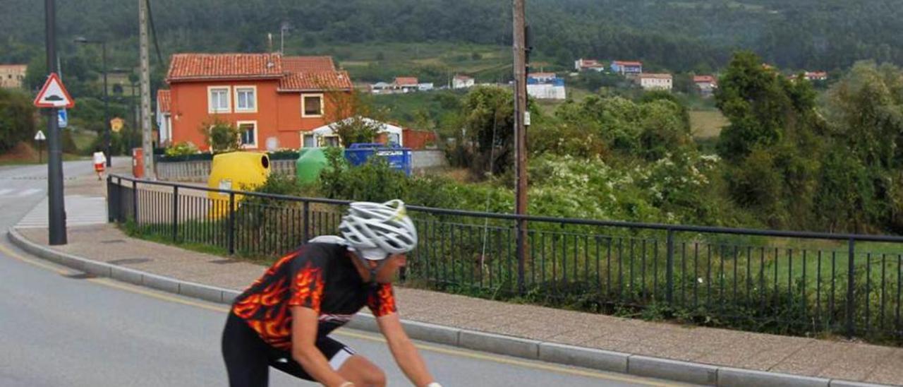 Un ciclista en pleno descenso.