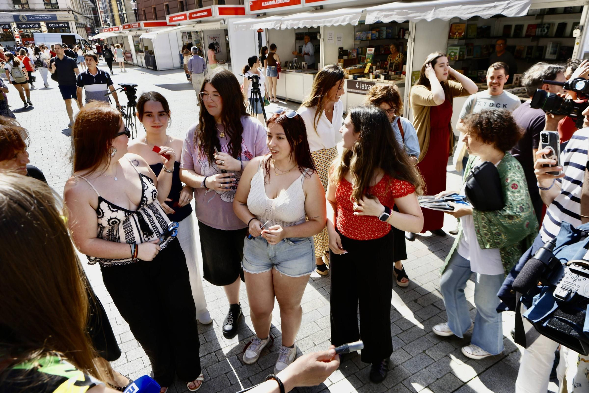 El inicio de la Feria del Libro de Gijón, en imágenes