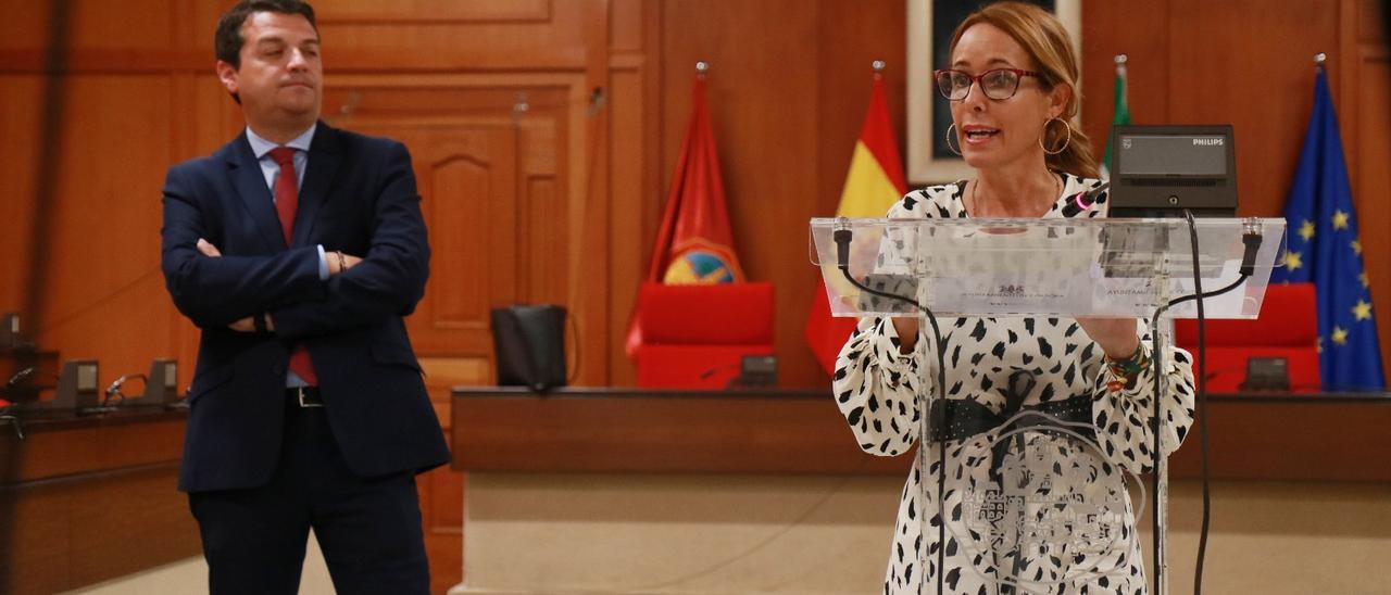 Marian Aguilar, ante José María Bellido, durante su intervención.