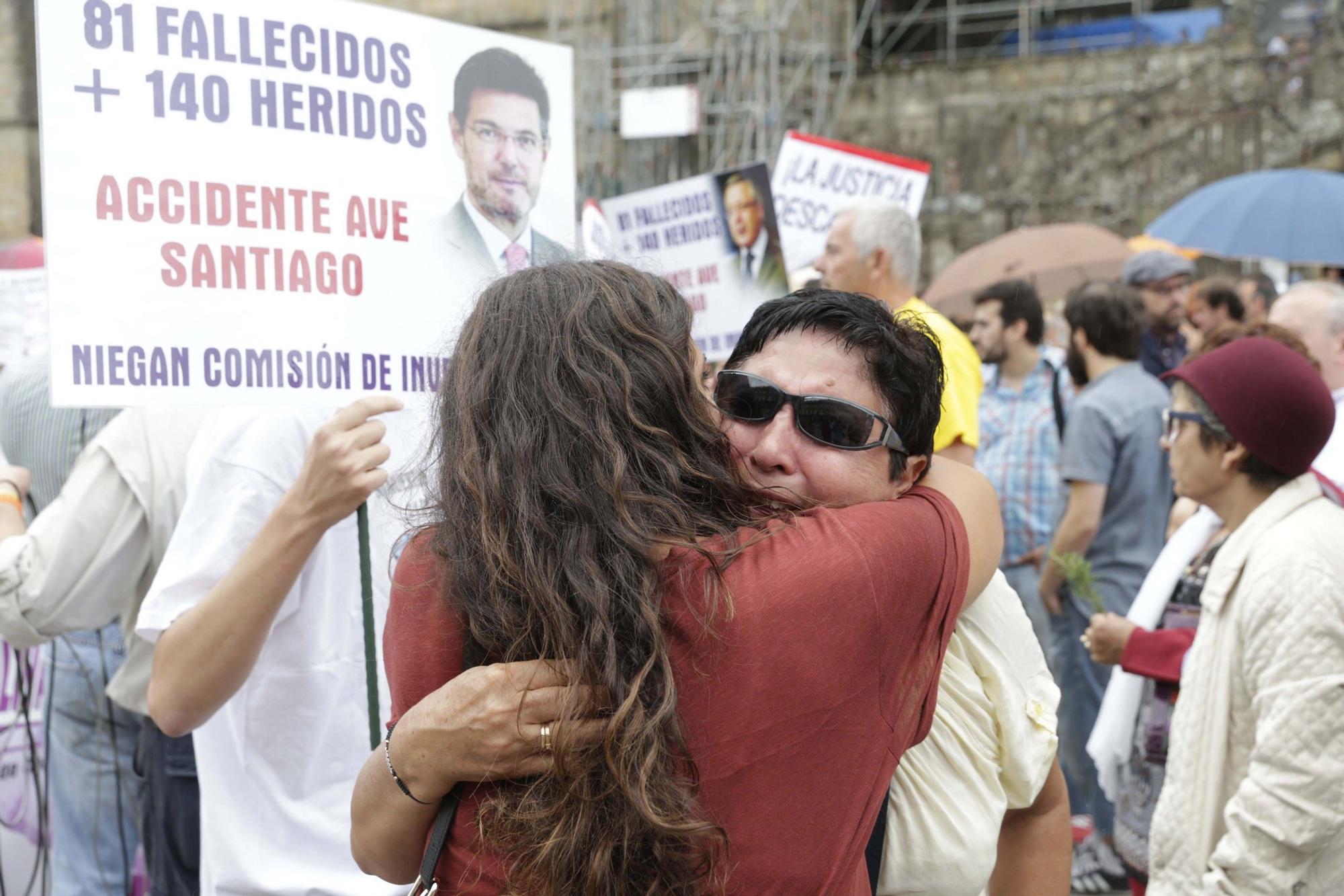 Familiares y víctimas del accidente en una concentración en Santiago en 2015