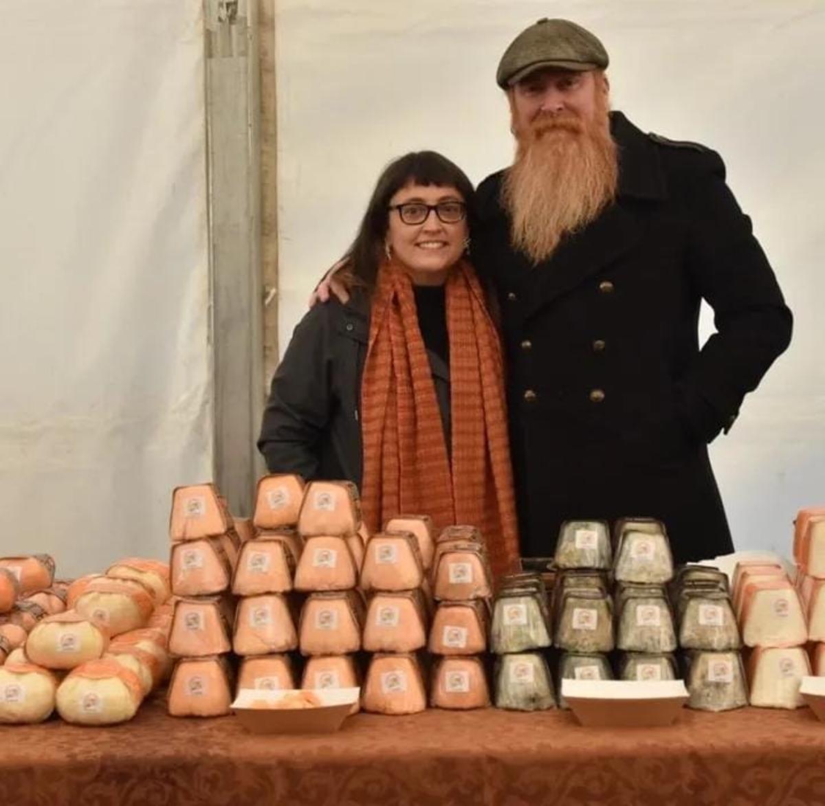 Marta Fernández y Xel Díaz, en el stand de Ca Sanchu.