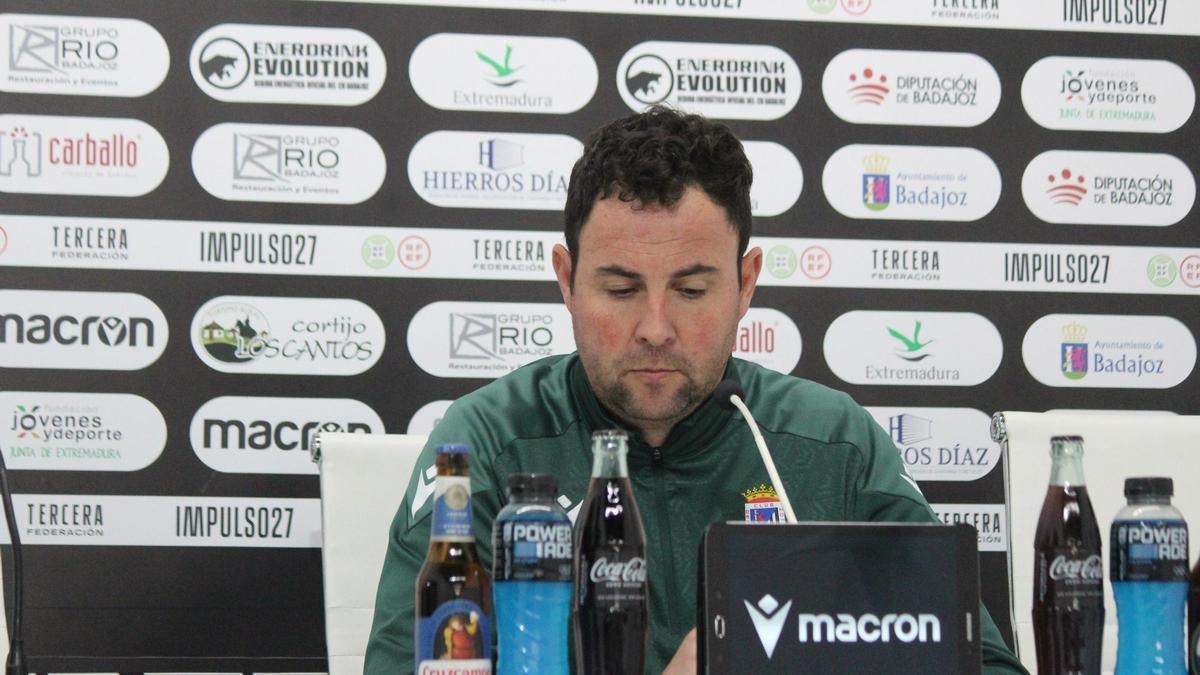 Miguel Ángel Ávila durante la rueda de prensa previa al choque ante la Puebla.