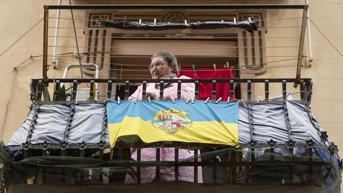 La bandera de la Barceloneta ondea en el balcón de una vecina.