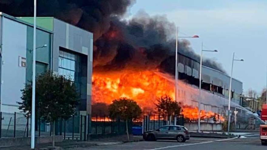 Un incendio calcina una nave industrial de reciclaje de plásticos y papel en Narón