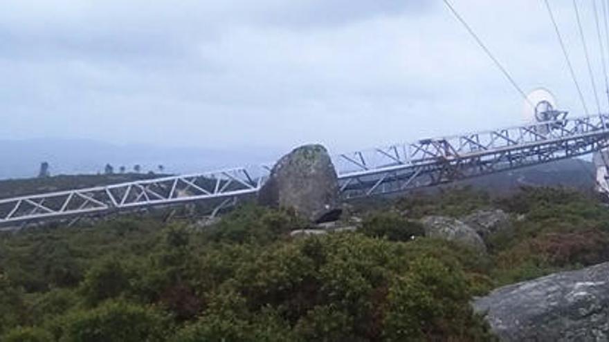 Una torreta derribada por el viento en el Monte Castrove, en Poio.