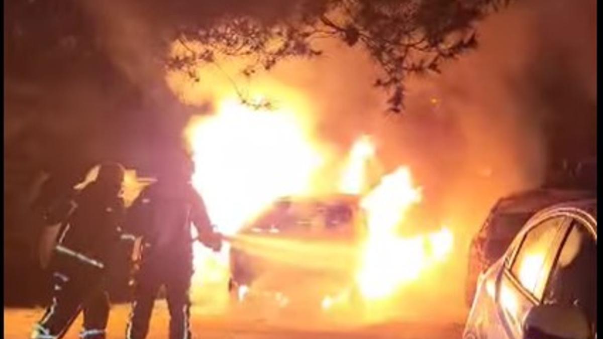 Varios bomberos, durante la extinción del incendio.