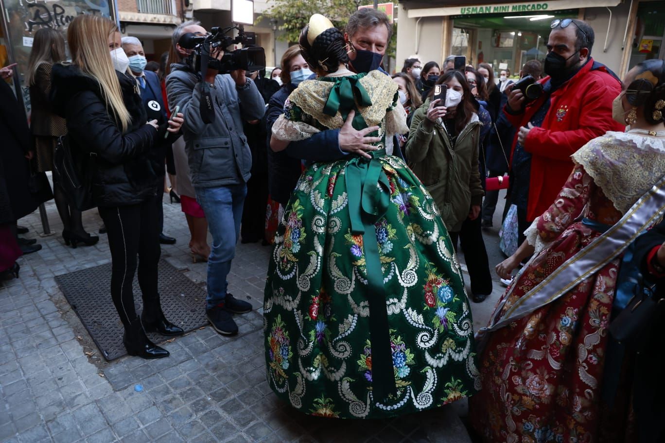 Espolín de la Fallera Mayor de València | Carmen Martín escoge el color verde primavera