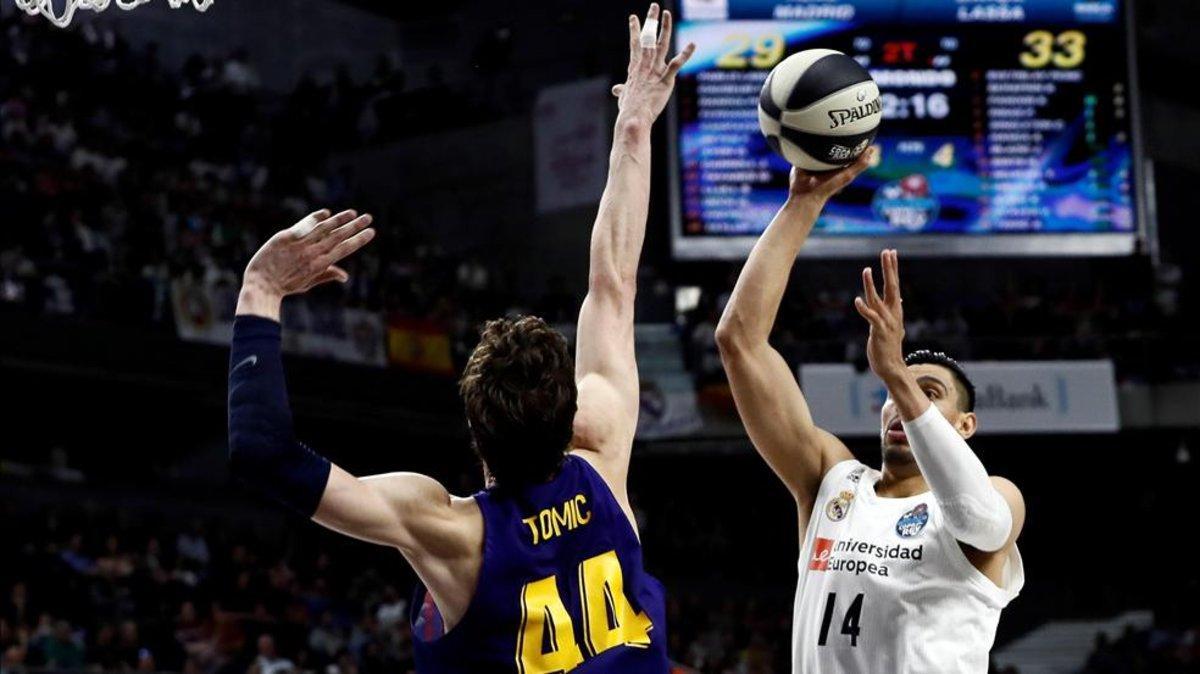 Tomic y Ayón disputan un balón bajo el aro