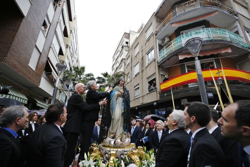 Pese a la fina lluvia que caía a primera hora de la mañana la procesión de Domingo de Resurección pudo celebrar el tradicional Encuentro en las cuatro esquinas