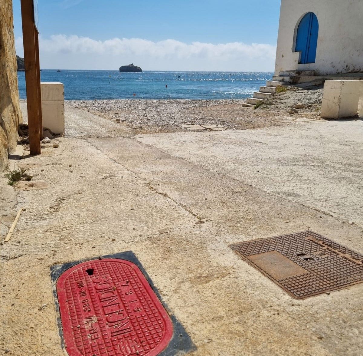 Hidrante instalado en la cala de la Barraca, cerca de la famosa puerta azul