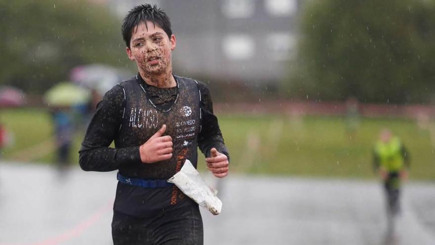 Un centenar de niños corre una prueba de duatlón cross