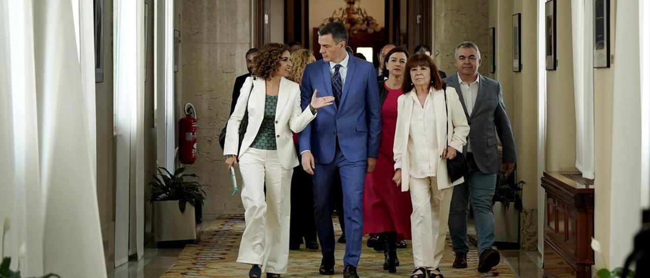 Pedro Sánchez junto al resto del grupo parlamentario socialista nacional .