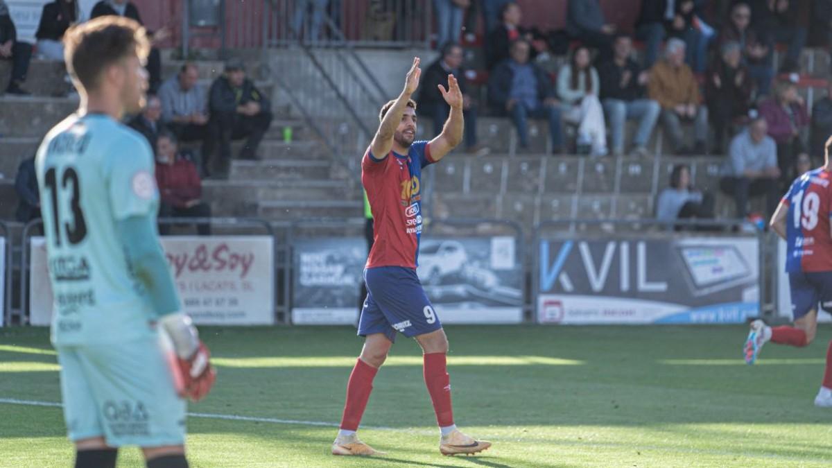 Ernest Forgas, celebrando un gol con el Olot