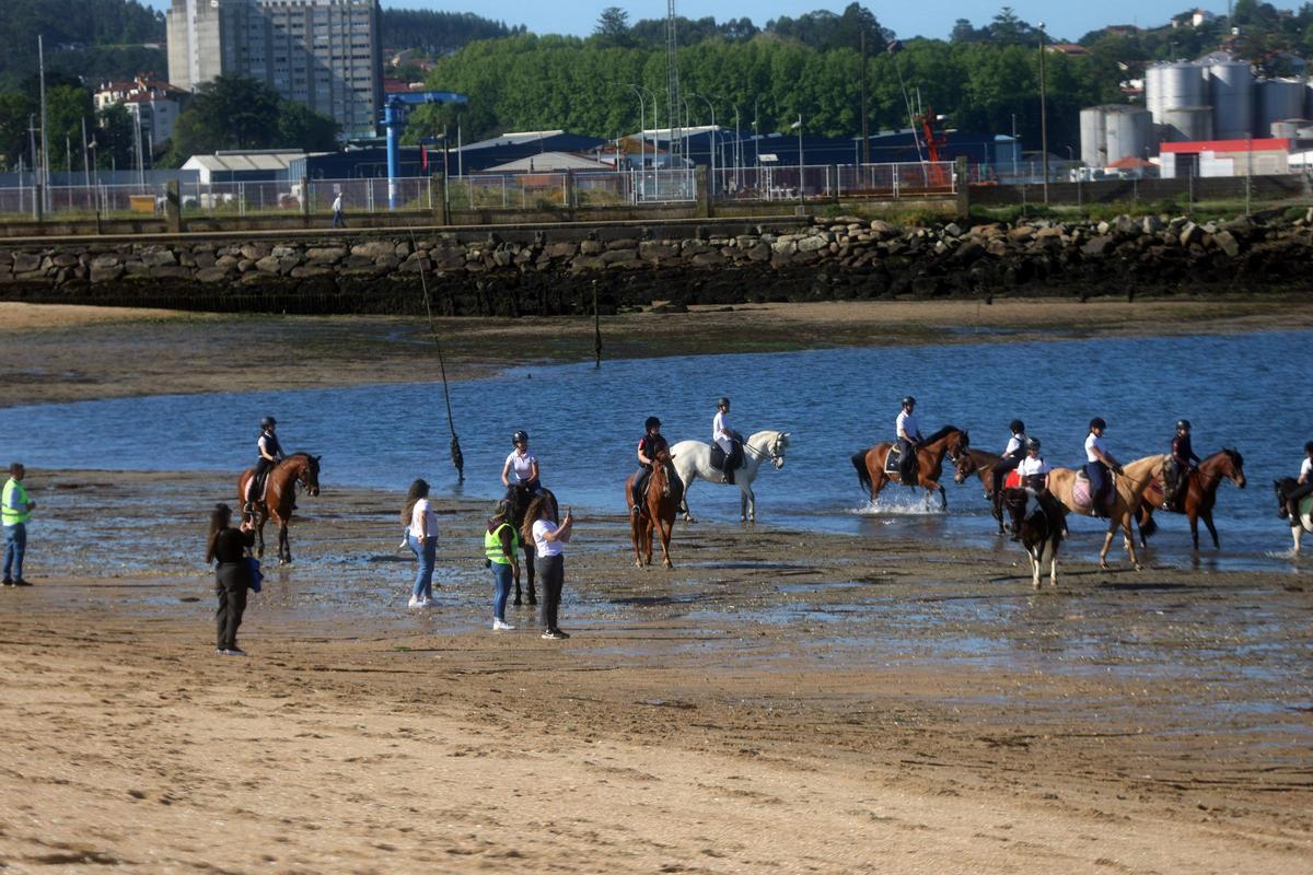 Participantes en la ruta caballar del centro hípico de Vilagarcía.