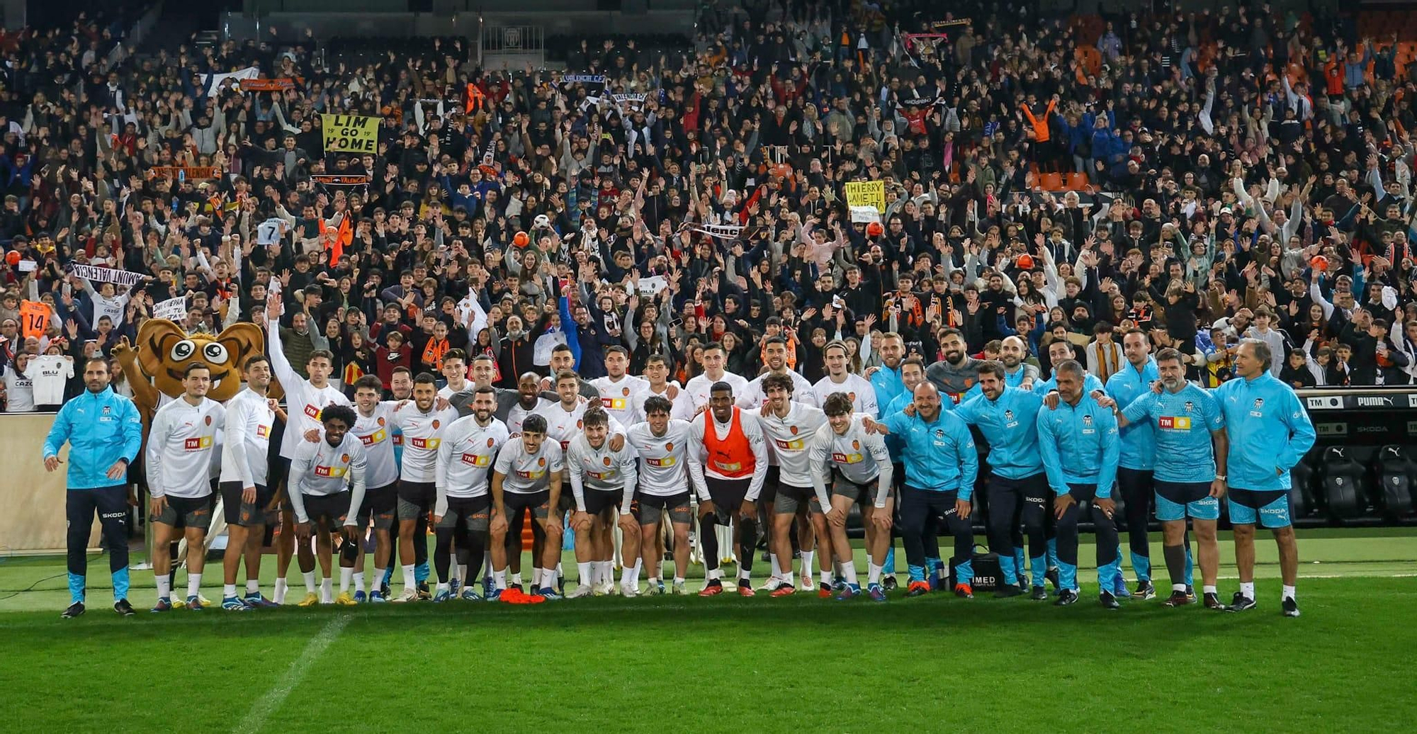La afición se vuelca con el Valencia CF en el entrenamiento de Mestalla
