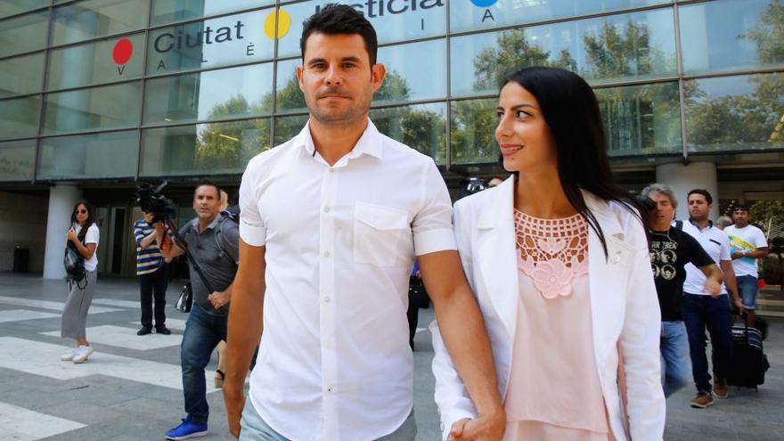 Javier Santos y su novia, el día en que presentó la demanda en la Ciudad de la Justicia.