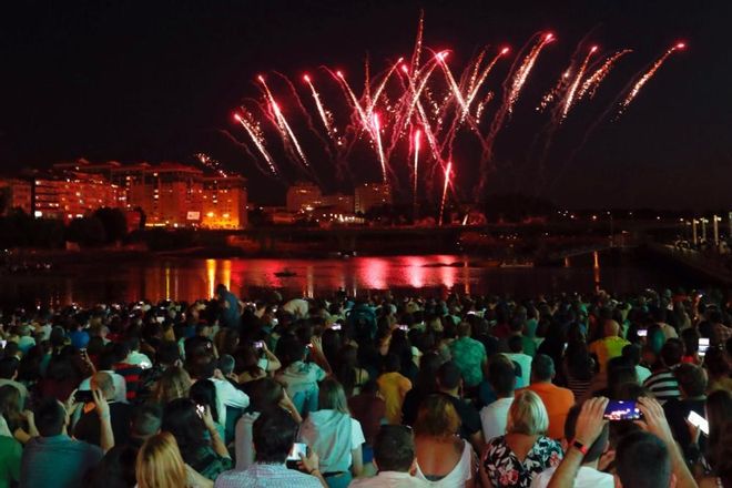 Fuegos de Bouzas | Vigo inunda su cielo de luz, color y pólvora