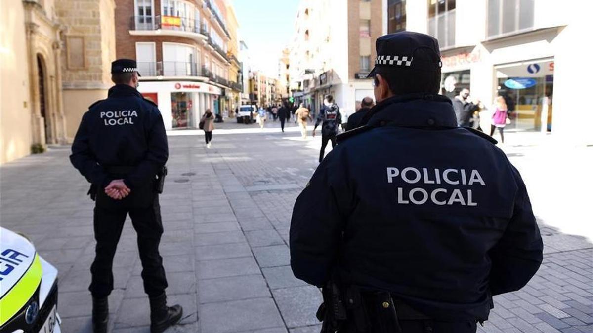 Agentes de la Policía Local en el centro de Córdoba.