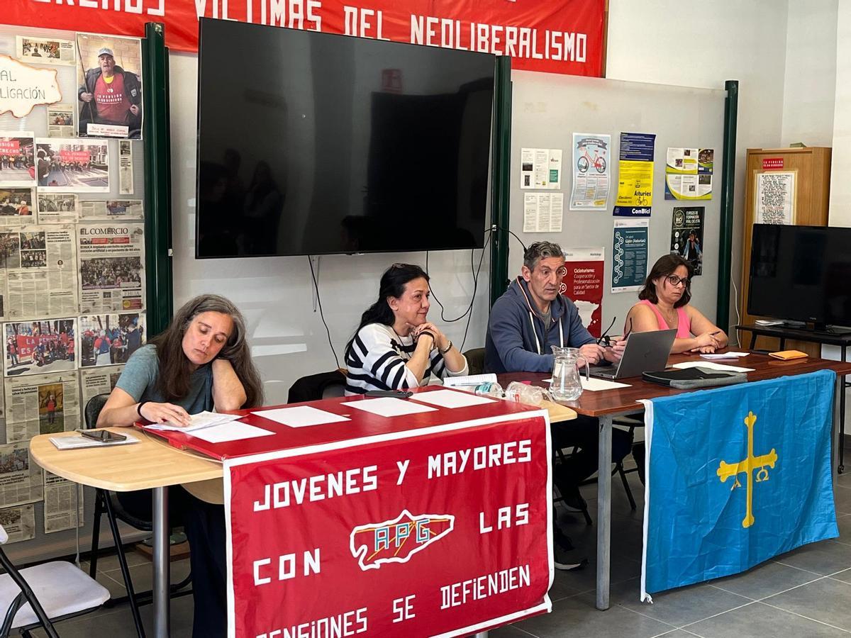 Por la izquierda, María García, Gema Valdés, Jorge Pañeda y Esmeralda Cristoba, en la reunión mantenida en la sede de la Asociación de Pensionistas y Jubilados.