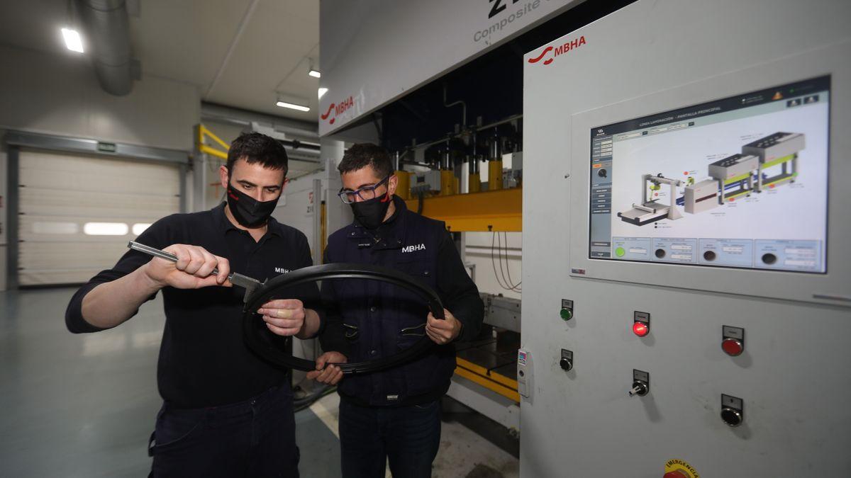 El equipo que trabaja en desarrollar la maqueta del hyperloop, con los anillos que conforman la estructura del vagón.